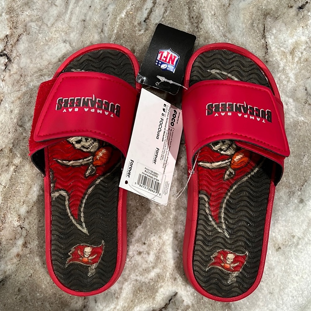 NWT youth flip flops